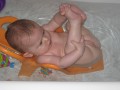 Elya dans son bain essaye d'attraper ses pieds - 008 * 1024 x 768 * (70KB)